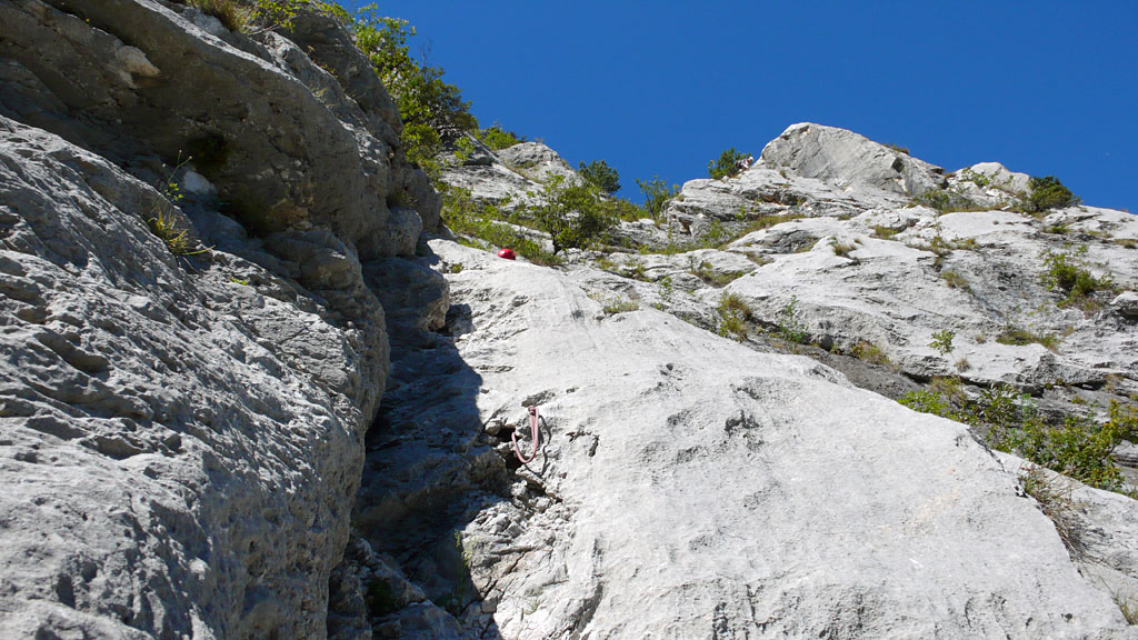 arco011.jpg - Die SL4 startet mit einer steilen Riss-Verschneidung. Der rote Schädel ist ein anderer Italiener.