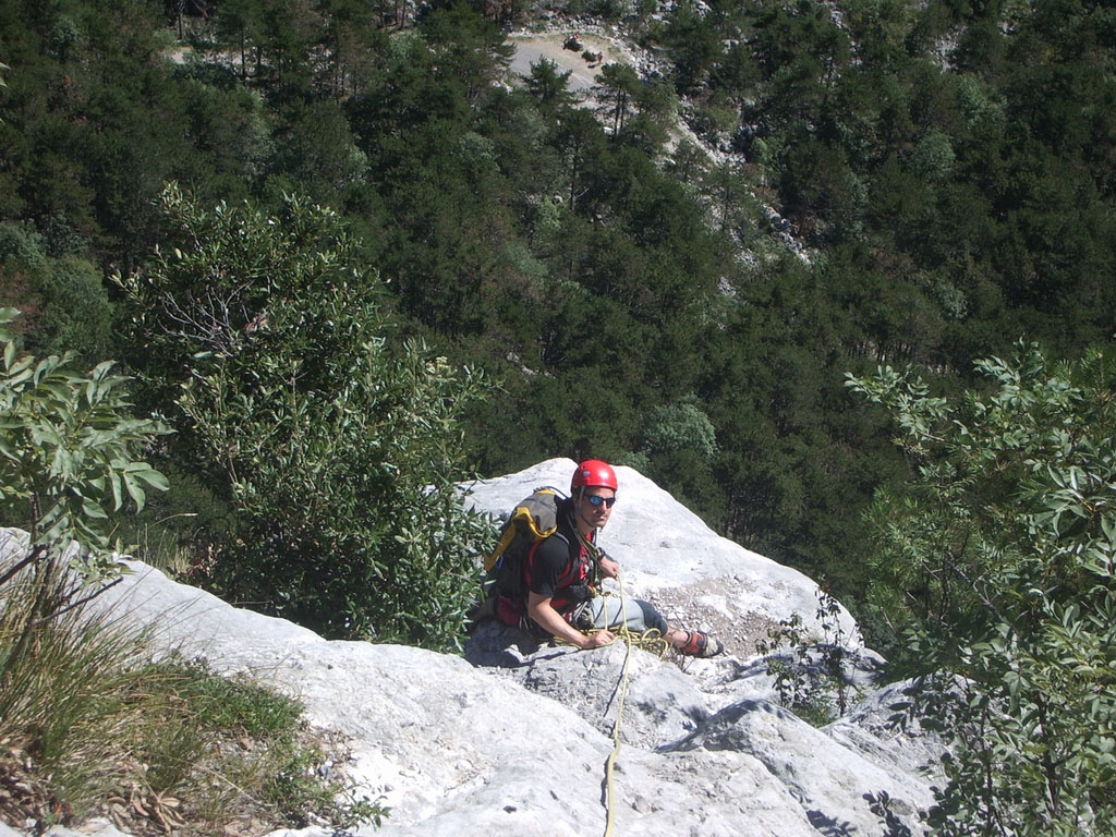 arco020.jpg - Die SL5 endet nach ein paar kitzligen Stellen an einem Standplatz, der ein Sitzplatz ist. Sehr angenehm. Danach geht es lustig hin und her im Gelände. In der SL7 folgt ein bissiger Riss mit anschließender Balance-Querung. Dort war ich zu beschäftigt zum Bilder schießen.