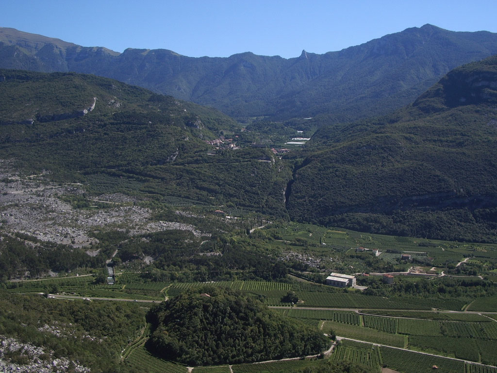 arco030.jpg - In der Schlucht gegenüber bei Drena gibt es den witzigen Klettersteig "Sentiero attrezato Rio Sallagoni".