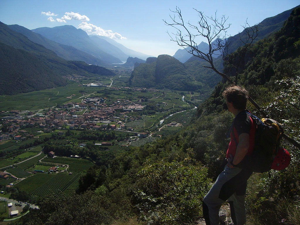 arco080.jpg - Der Abstieg führt über einen steilen, kühn angelegten Steig. Die Aussicht Richtung Gardasee verdeutlicht einmal mehr, warum dieses Gebiet so beliebt ist. Wir kommen bestimmt auch wieder.