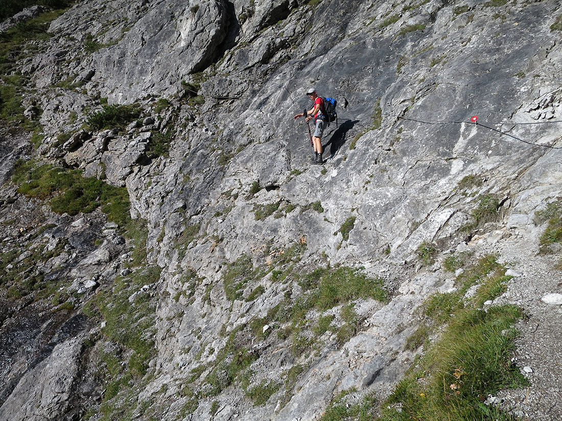 breithorn024.JPG - Von der Schotterstraße queren wir links über gesicherte Rinnen Richtung Südanstieg.                               