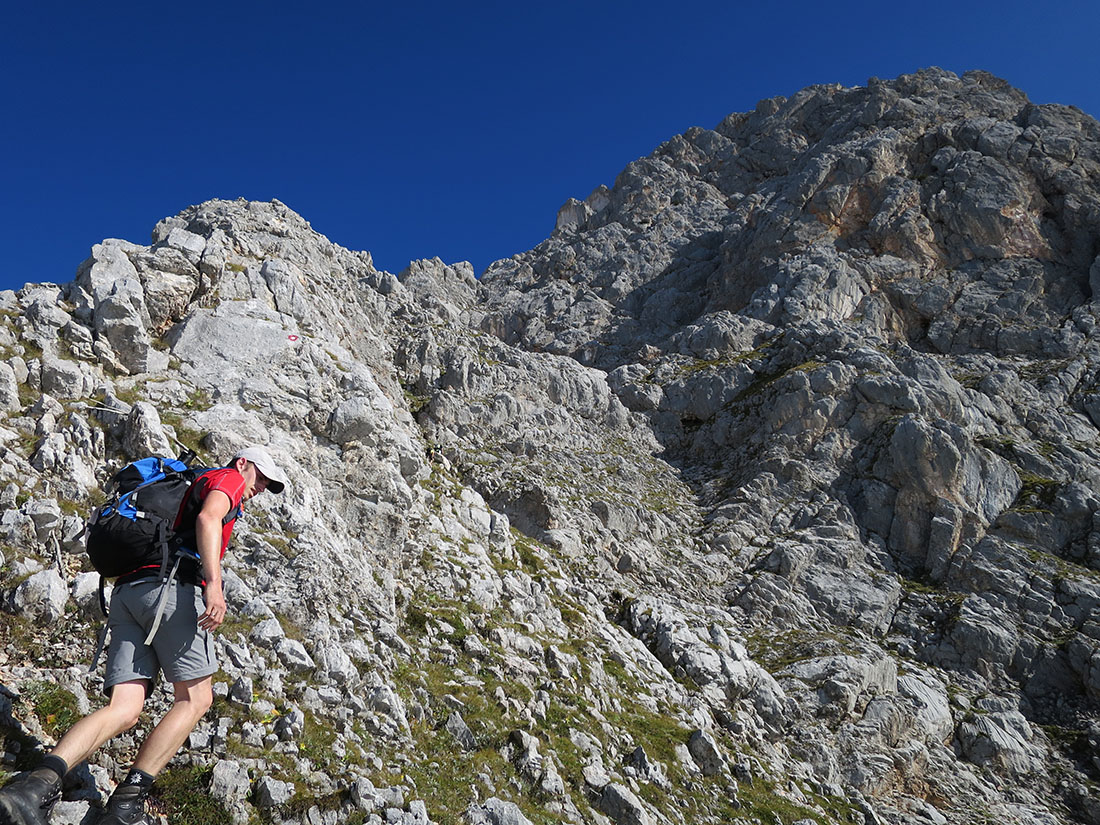 breithorn040.JPG - Los geht's mit Schrofensteigerei. Der Weg ist 1a markiert, was nichts daran ändert, dass es uns an Vorstellungskraft fehlt, wie man bitte durch diese Wand durch soll.                               