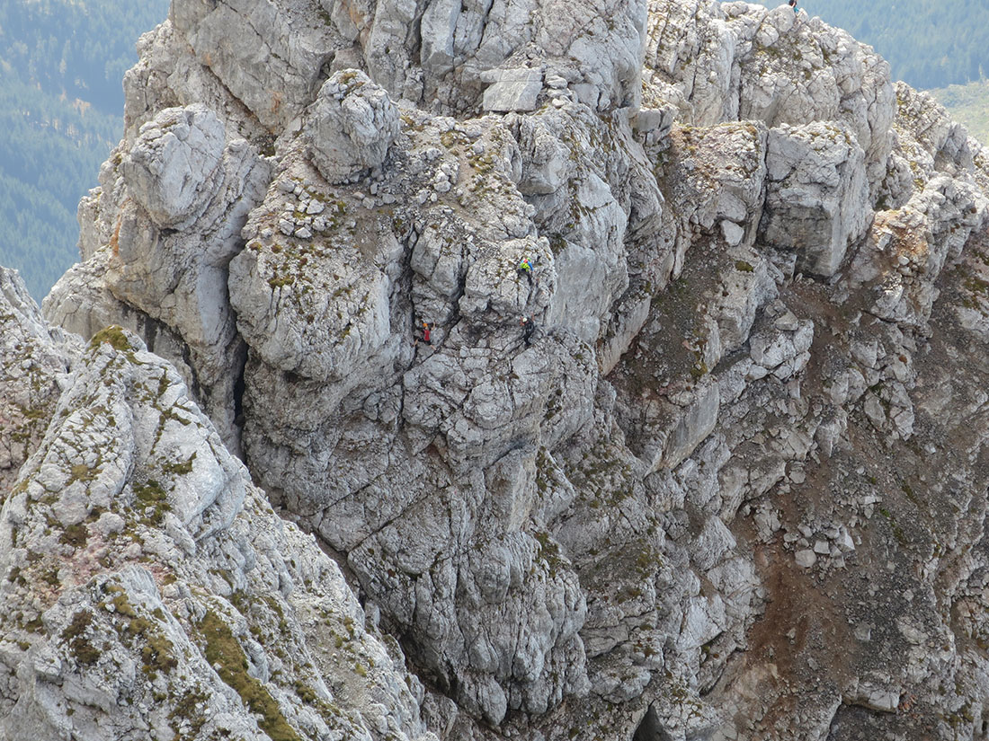 breithorn133.JPG - ...so wie es diese mutige Gruppe hier macht. Nicht schwerer als II, aber derb ausgesetzt. Nä, lass mal, dann lieber auf sandigen Platten rumrutschen, wo ich mich zur Not auf den Hosenboden setz.                               