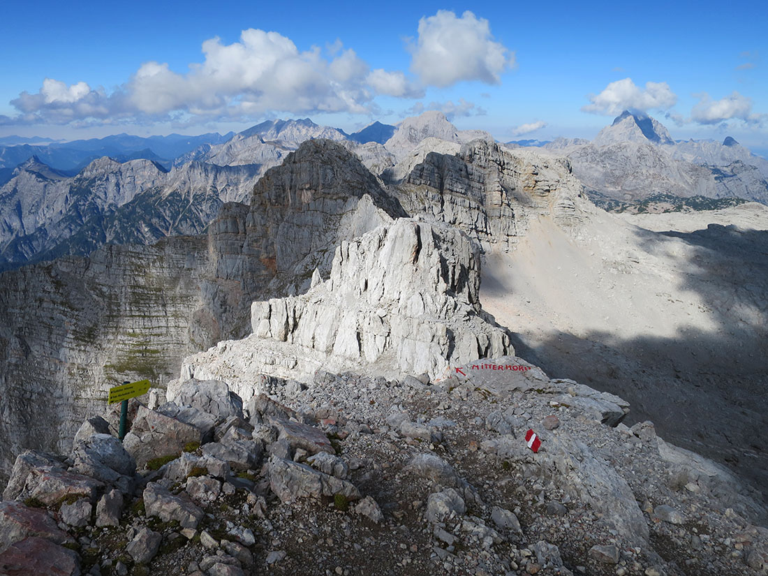 breithorn154.jpg - Hinten rechts der Watzmann und seine Kinder.                               