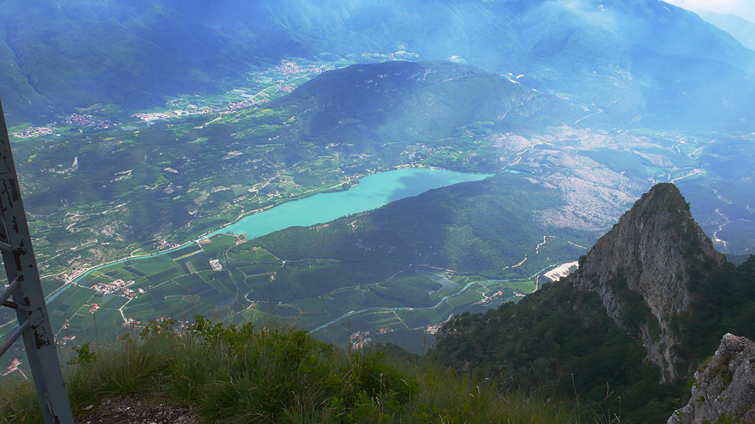 arco-che098.jpg - Nochmal vom Gipfel 1400m ins Tal geschaut auf den Lago die Cavedine und dann geht's wieder hinunter.