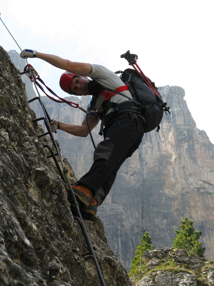 pisciadu_010.jpg - Zunächst geht es über Eisenklammern eine Stufe hoch