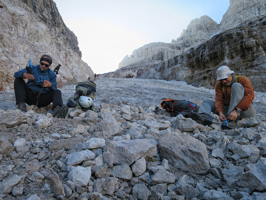 alte001.jpg - Am Schneeketten-Anlegeplatz. Auf der Tuckett Hütte traf ich auf zwei lustige fränkische Alpinisten, die für die nächsten zwei Tage den gleichen Weg hatten. Wir hatten eine super Zeit miteinander.