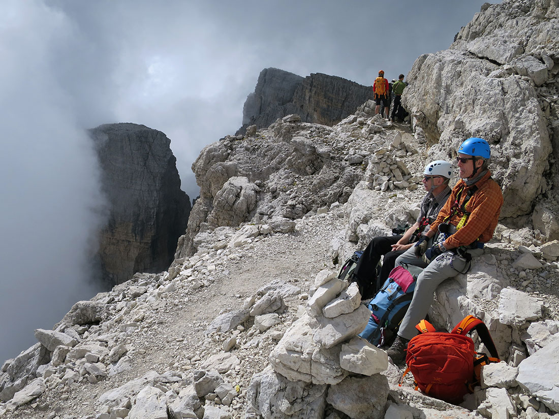 alte013.jpg - Auf dem breiten Garibaldi-Band unterhalb des Gipfels der Cima Brenta lässt es sich vorzüglich Brotzeit machen und in die Gegen schauen.                               