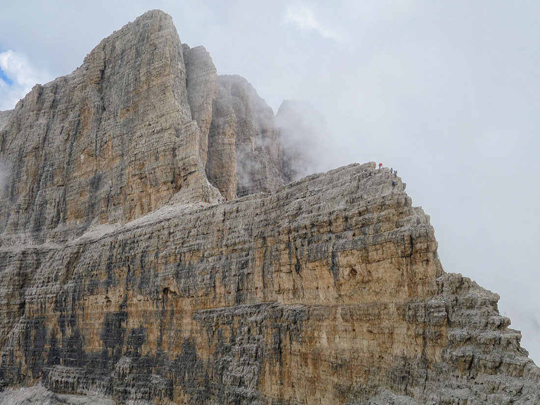 alte026.jpg - Der wildeste Teil des Steigs. Der Abstieg von einer schmalen Rippe. Oben muss man mal luftig von einem Block zum anderen hüpfen und dann geht es steil an Leitern hinunter.                               