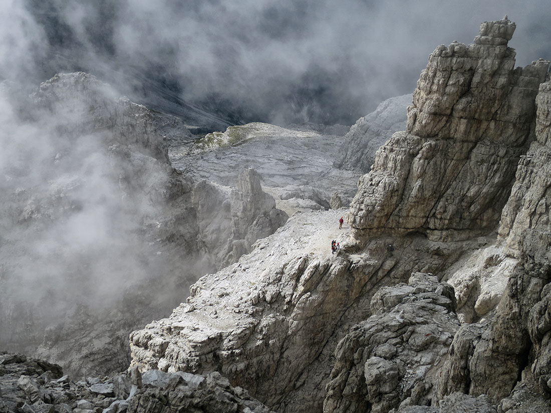 alte033.jpg - Und weiter geht's in wilder Hochgebirgslandschaft.                               
