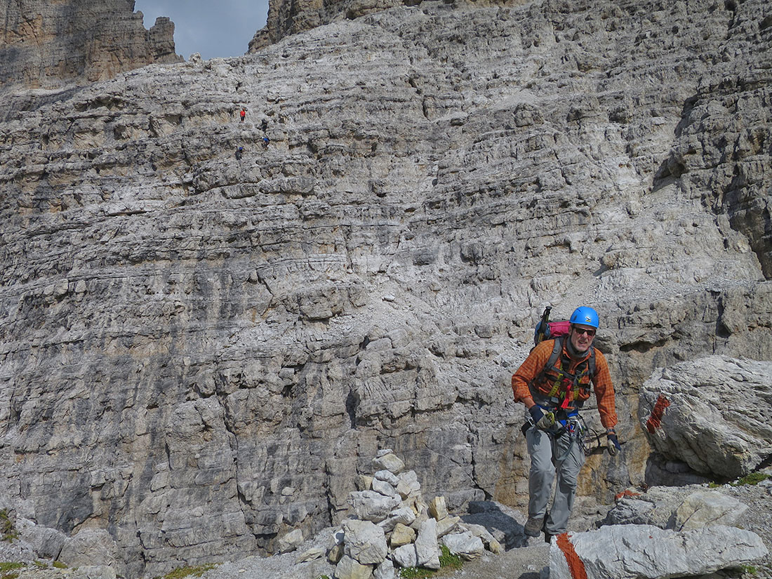 alte038.jpg - Ausstieg auf ein sonniges Plateau. Im Hintergrund die steile Abstiegswand der letzten Etappe des Bocchette Alte. Von hier geht es ein paar Rinnen runter und dann auf das Plateau des Rifugio Alimento. Der Bocchette Alte steht nun ganz weit oben in meiner Top 10.