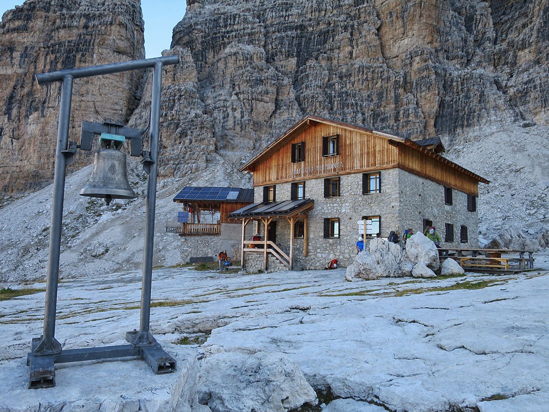 centrale003.jpg - Tag 3 beginnt am Refugio Alimonta. Auf der Hütte funktioniert alles, die Räume bieten viel Platz, die Betten sind lang genug, aber sie versprüht den unpersönlichen "Charme" einer Kantine. Kein Vergleich zu der urigen Tuckett Hütte, bei der das Essen auch um eine Klasse besser war. Allerdings waren dort die Zimmer knalleng und die Betten zu kurz.