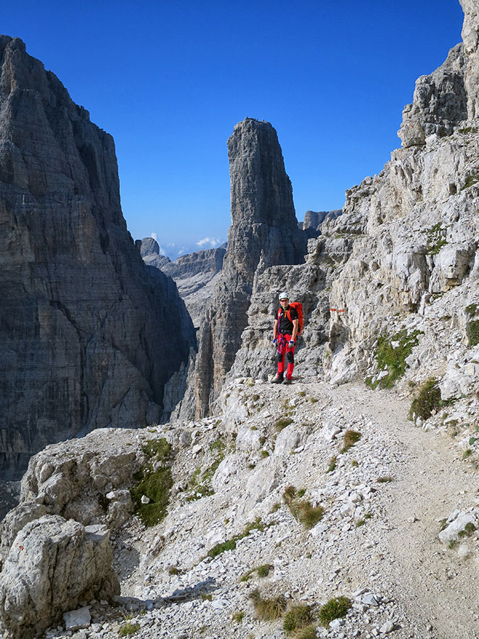 centrale011.jpg - Der Brenta-Nebel ließ sich an dem Tag mehr Zeit und so war freie Sicht auf die Felsnadel der berühmten Gulia bzw. Campanile Basso. Beim Näherkommen stellt sich das Gebilde als ein mords Zapfen heraus, der nur von dieser Seite so grazil aussieht. Da geht es hinten nochmal genauso weit runter und das Trumm ist leicht dreimal so breit.