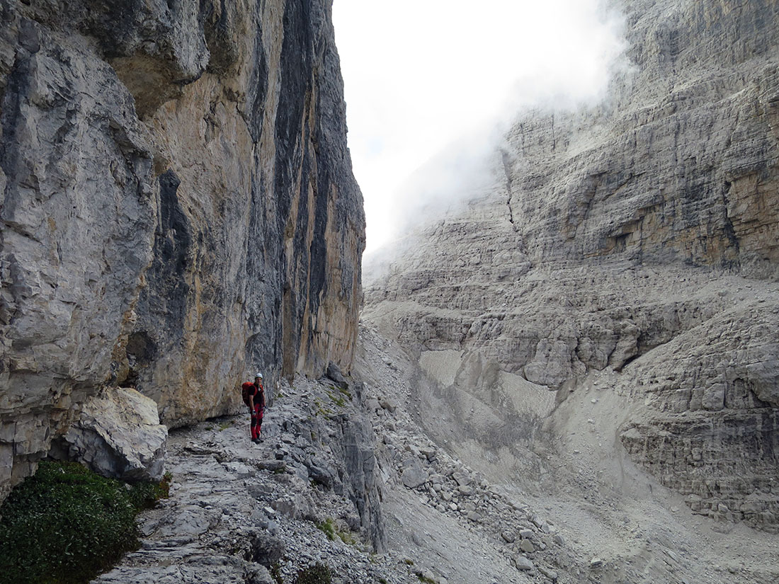 centrale041.jpg - Ein letztes Band noch rauslaufen und nach 3h ist der Spaß auch schon zu Ende. Eigentlich wäre der Weg anders herum besser zu gehen, weil ein paar ungesicherte Übergangspassagen im Aufstieg angenehmer sind, aber die Hauptströmung geht von Nord nach Süd. Wer wenig Gegenverkehr haben will, macht es besser so.