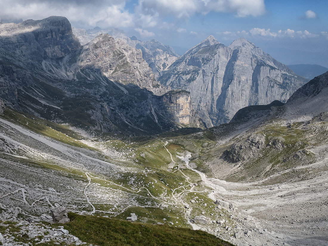 centrale045.jpg - Der lange Abstieg zum Refugio Altissimo, wo sich der Kreis schließt. Die Pradel Bahn nimmt dann noch einige hundert Höhenmeter ab nach Molveno                               