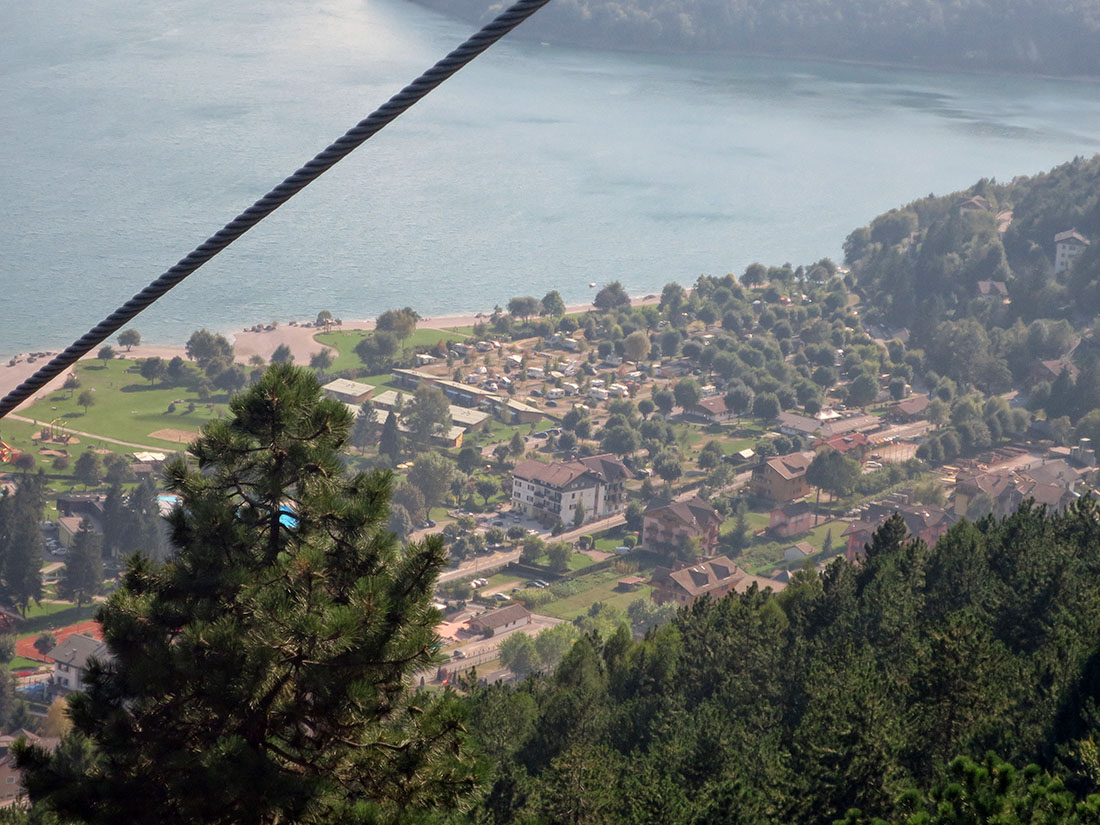 centrale049.jpg - Der schöne (und einzige) Campingplatz in Molveno. Eine sehr angenehme, allerdings nicht preisgünstige Station zum Entdecken der Brenta.                               