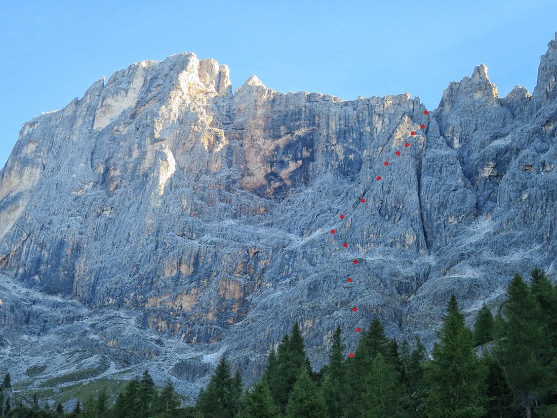 bolver001.jpg - Die Via Ferrata Bolver Lugli ist ein klasse Klettersteig. Er folgt einer alten Kletterroute im dritten Grad und ist dadurch elegant und nicht krampfig in den Fels geknallt. Der Fels ist im Mittelteil herrlich griffig und fest. Der Abstieg ist recht lang und wartet zum Schluss noch mit rassen Passagen auf, wenn man die Abkürzung nimmt.