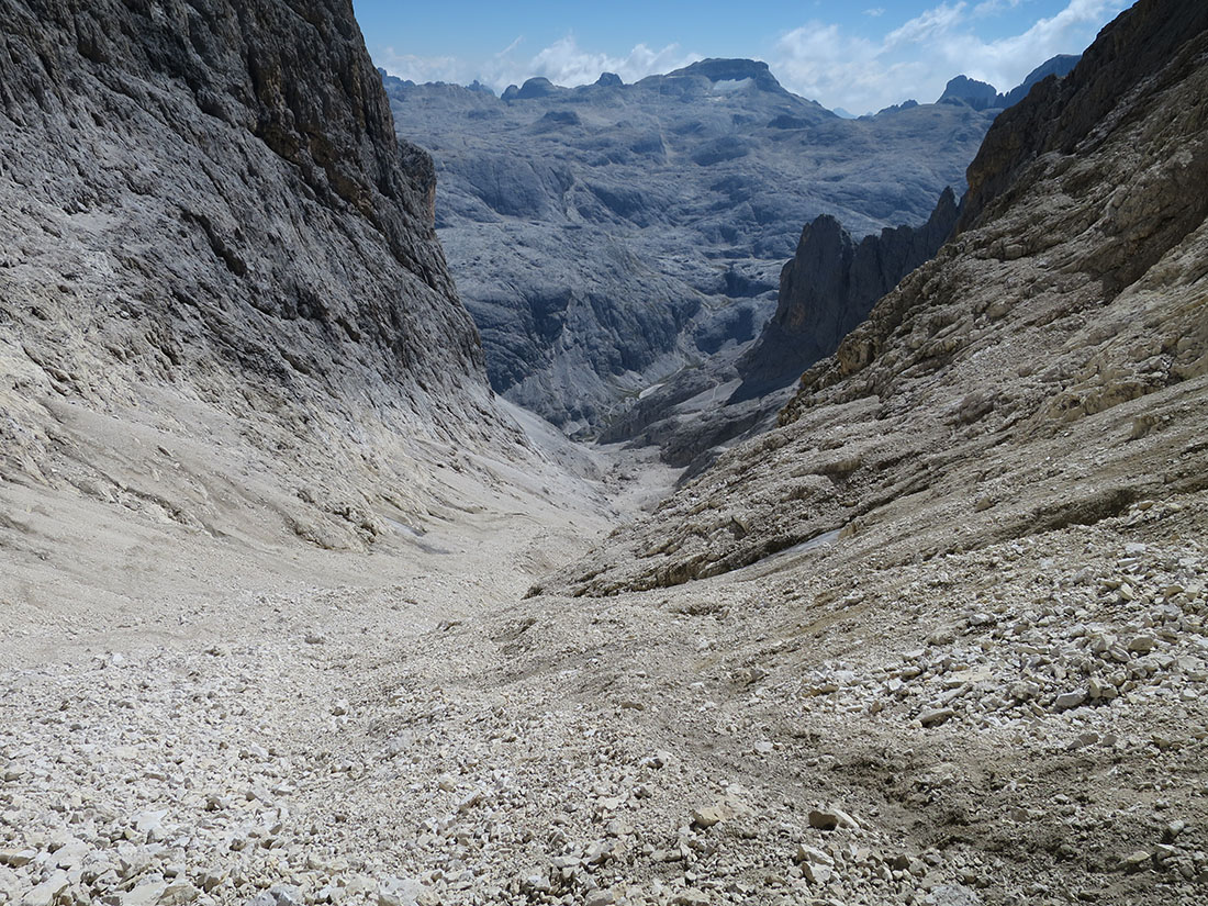 bolver023.jpg - Zuerst eine Runde Geröll! Wir sind ja nicht zum Spaß hier. Dann kommt eine kitzlige Steilstufe, wo man genau nach dem Weg schauen und präzise treten muss.                               