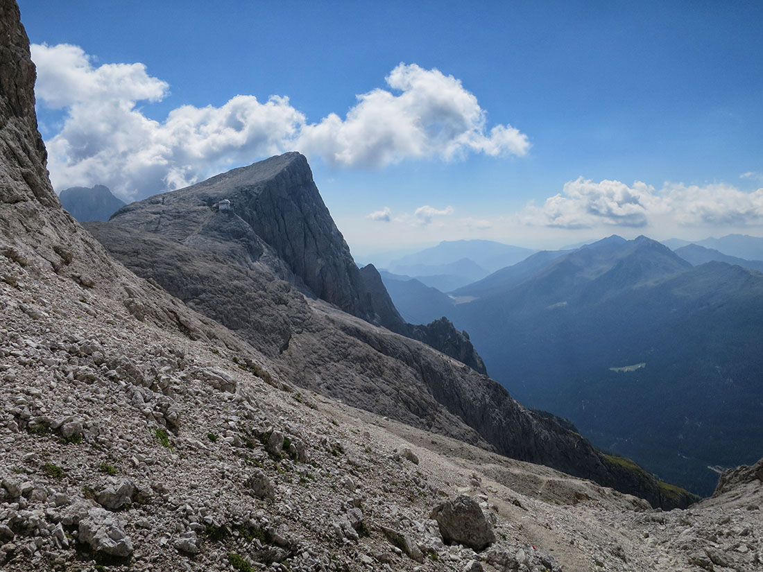 bolver029.jpg - Die Rosetta Bergstation klebt kühn im Fels. Gleich kommt die Abzweigung zu einem Abkürzer (schon sichtbar rechts unten), der direkt zur Seilbahn führt. Ist markiert, aber nicht bezeichnet, damit keiner rein marschiert, der da nichts verloren hat, denn der Weg hat es in sich. Normale Wanderer sind damit überfordert.