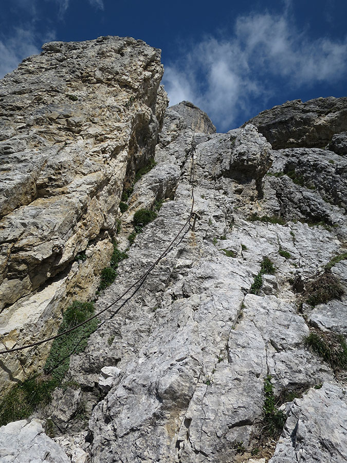 bolver037.jpg - Ganz zum Schluss kommt noch eine überraschende Stufe im Klettersteig-Grad D. Wenigstens das Drahtseil ist ok. Sonst wär's kaum machbar. Anschließend trifft man auf den Weg von der Rosetta Hütte und die Seilbahn vom Col Verde ist nicht mehr weit.
