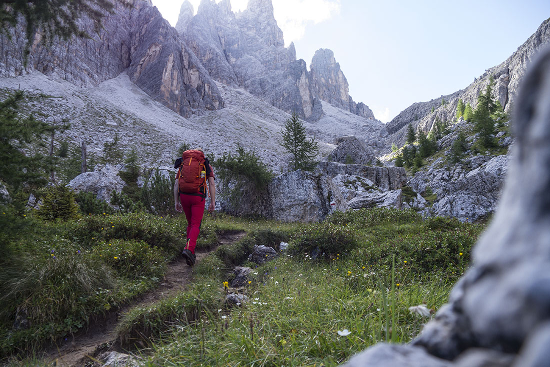croda004.jpg - Entlang der Türme der Croda da Lago auf die Forcella de Formin zu.