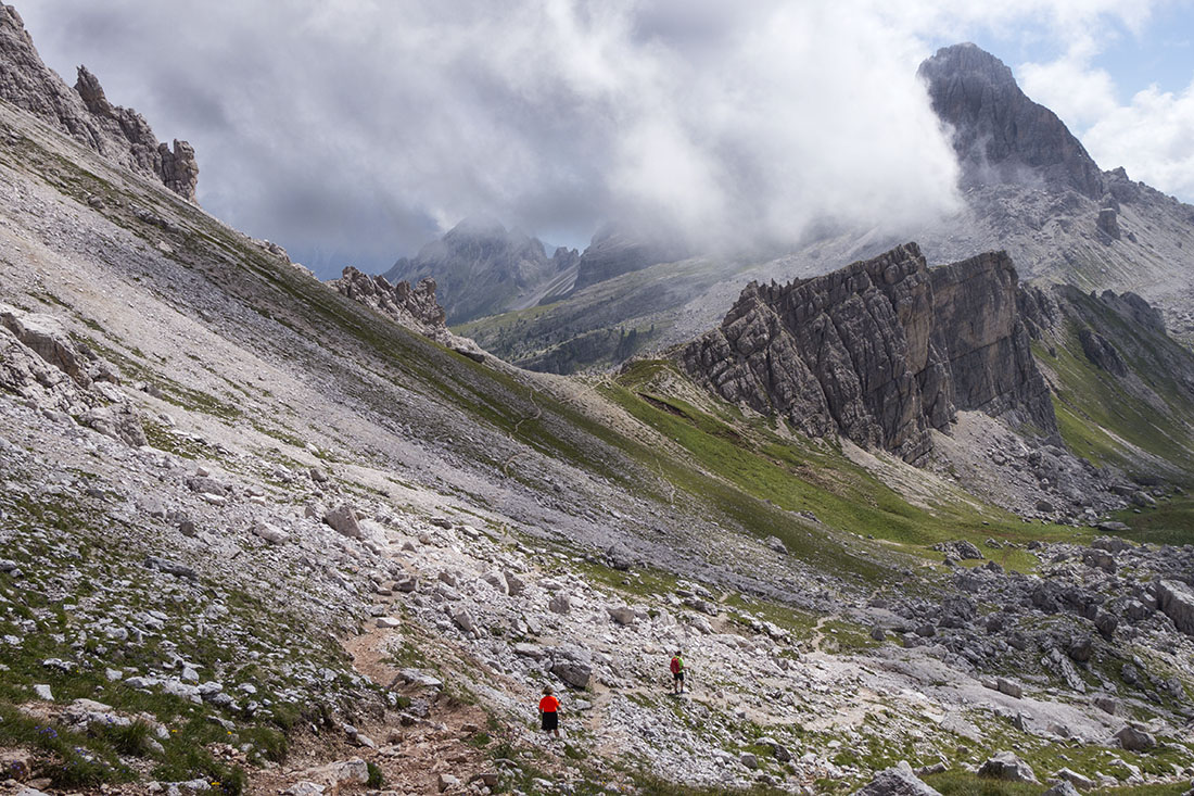 croda008.jpg - Der Rundweg führt jetzt zu dem grünen Sattel Forcella Rosa, dem Wendepunkt der Runde. Das ist eine Abkürzung des markierten Wegs, der noch eine größere Schleife geht.