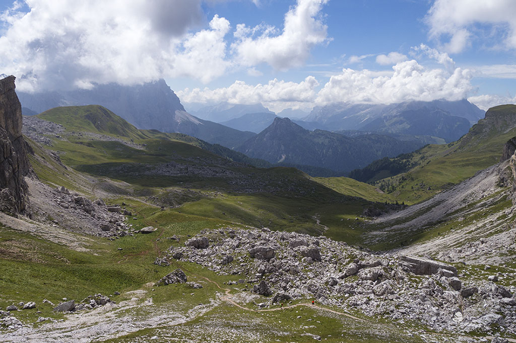croda010.jpg - Das Mondeval Tal nach Süden. Pelmo links und Civetta rechts haben eine Mütze auf.