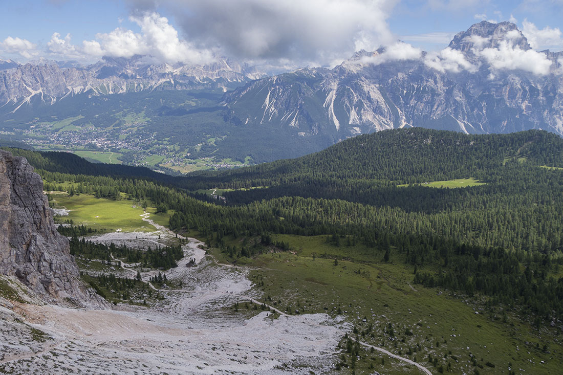 croda014.jpg - Christallo links und Sorapis rechts im Hintergrund. Unten der Weg nach Norden zum Refugio Croda da Lago.