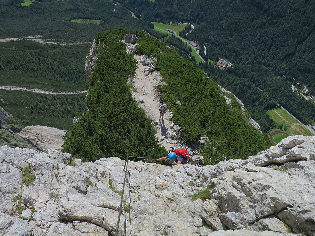 fiames007.jpg - Nach dem ersten Aussichtsbalkon kommt eine 10m Wand mit Leiter.                               