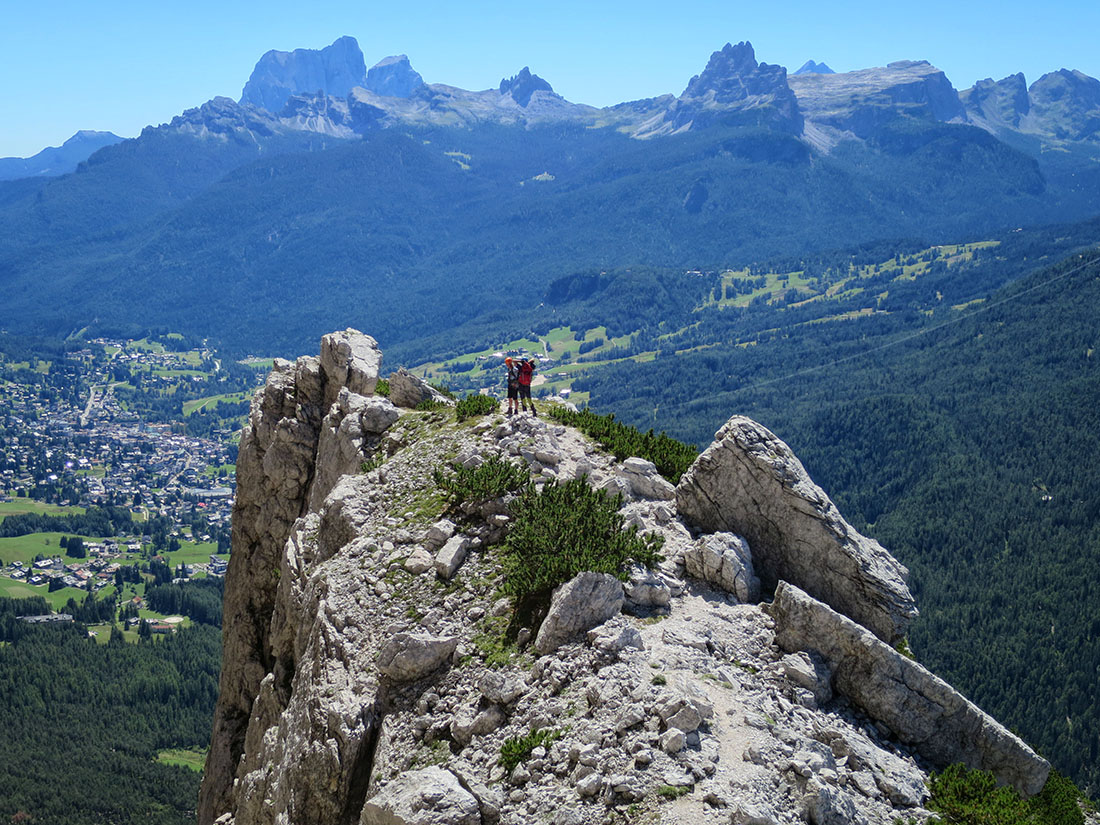 fiames009.jpg - Zuerst aber noch ein zweiter Aussichtsbalkon. Pelmo, Croda da Lago in glasklarer Luft.                               
