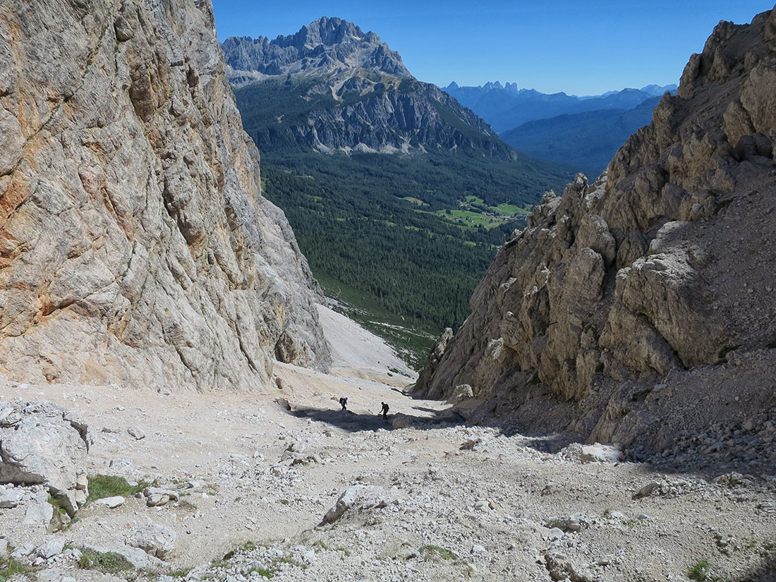 fiames018.jpg - Und wie bei jedem anständigen Dolomitenberg bekommt man es irgendwo mit Geröll zu tun. Diese Reiße ließ sich, wenn man weiß wie es geht (die zwei Nasen im Schatten checkten nix), recht gut abfahren. Dann kommt noch eine längere Strecke durch Latschen, wo man in der Sonne gegrillt wird, runter in den Wald und zurück zum Parkplatz.                               