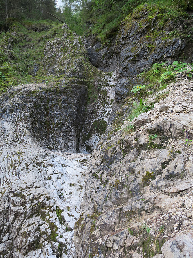 gadotti005.jpg - Die einzig mögliche Quelle von dem Kies ist dieser schmale Kanal. Da wird's im Frühjahr bei Schneemelze ganz gut abgehen.                               