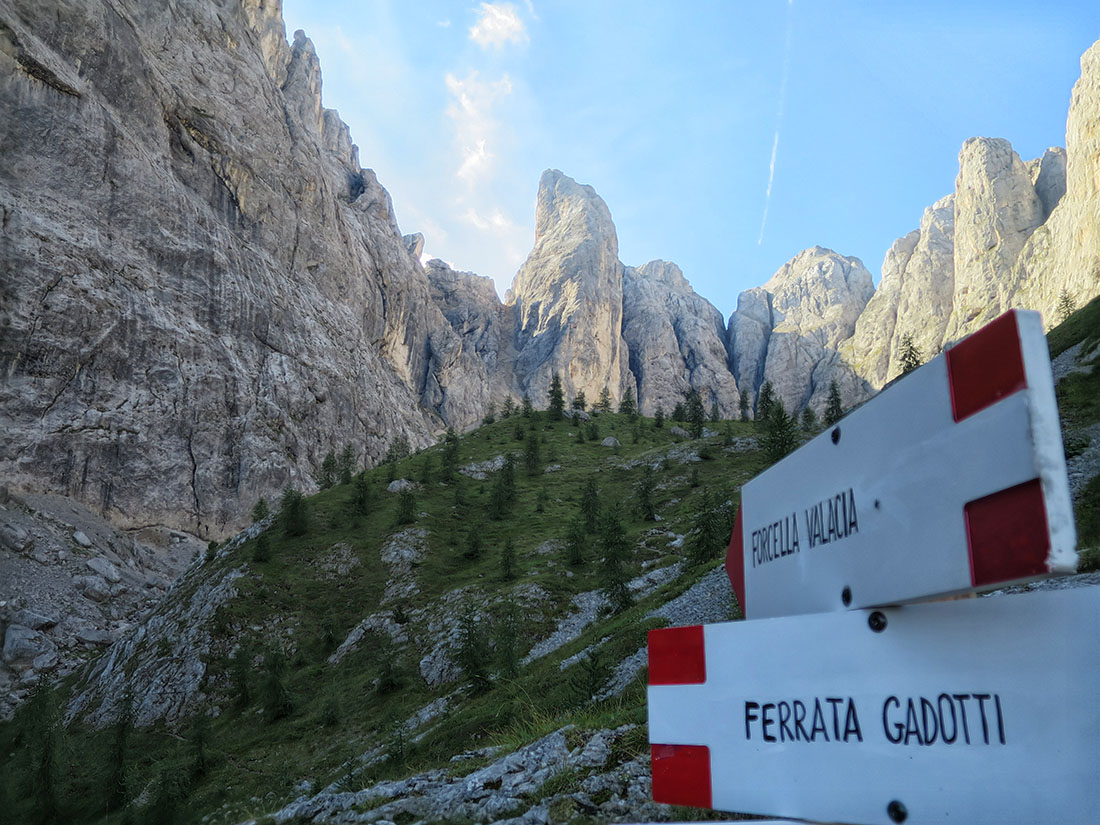 gadotti018.jpg - Meine Runde beginnt hier. Ich gehe rechts die Ferrata und komme über die Forcella Valacia zurück. Die Scharte ist links von dem großen Turm. Die Runde geht um die ganze Kulisse auf der Rückseite herum.