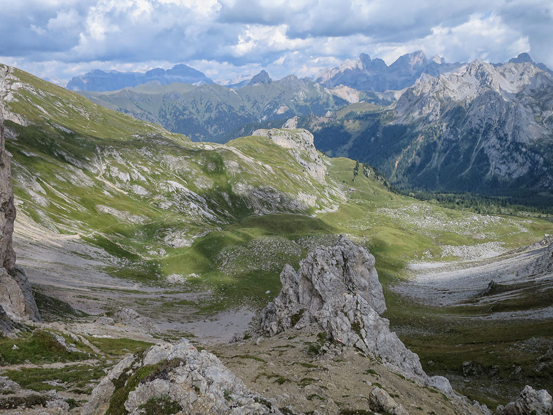 gadotti054.jpg - Auf der anderen Seite das Valle dei Monzoni, wieder ganz andere Landschaft. Der Weg geht erst ein Stück runter und dann links unter der Felswand entlang zur Forc. Valacia hoch.                               