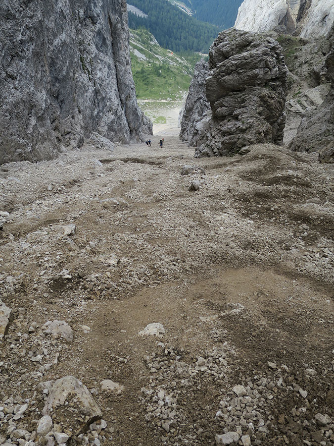 gadotti058.jpg - Eine Geröllrinne! Wir sind schließlich in den Dolomiten. :-) Und eine lärmende italienische Turnschuh-Gruppe, wo man sich jedes noch so kleine Ereignis gegenseitig lautstark mitteilen musste. Nicht eine Sekunde die Bappn halten können! >:-( Das war nach 6h Ruhe und innerer Einkehr nicht zu ertragen und so habe ich die Bande hinter mir gelassen, als sie unten angekommen aus ihren Schlappen die Steine ausgeleert haben. Am Bivak vorbei ins Tal. So endete eine tolle Tour nach 7:30 und 1450Hm.                               