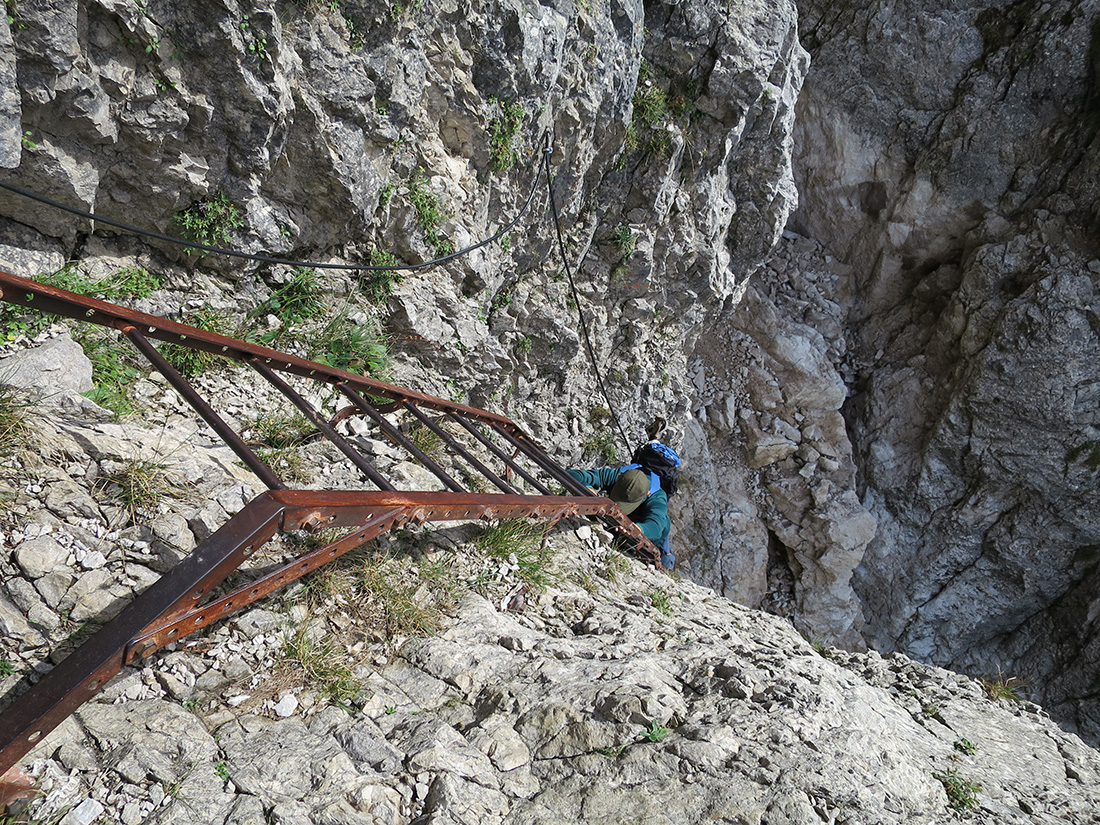 grigne010.jpg - Deswegen? Na wirklich nicht. Nutzt eh fast nix. Also zupacken und rauf.