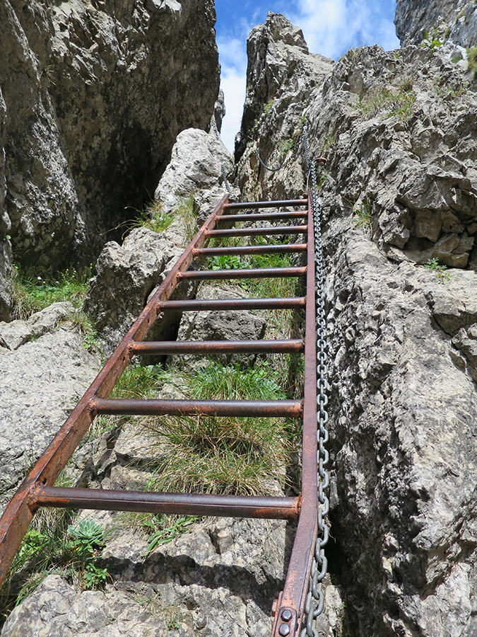 grigne012.jpg - In dieser Gegend bevorzugt man Ketten anstatt Drahtseil. Zum Festhalten sind Ketten deutlich besser. Stürze sind sowieso nicht vorgesehen bei diesen Anlagen.