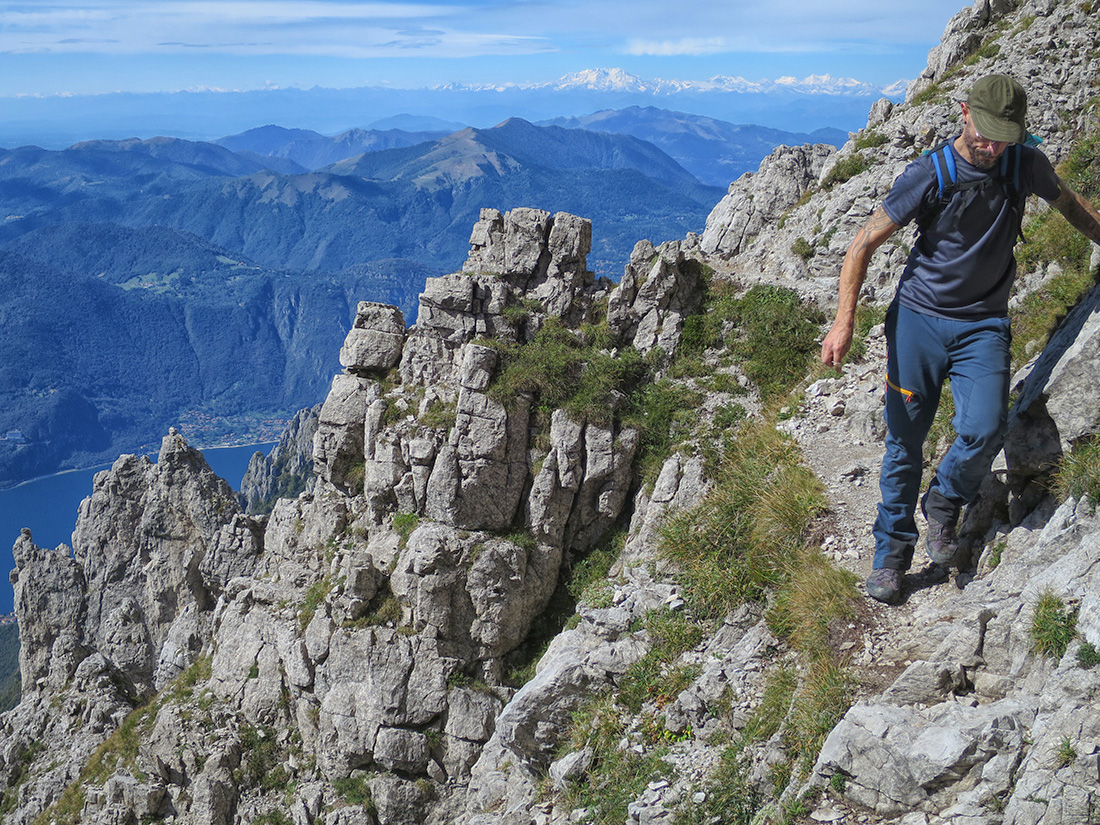 grigne036.jpg - Der Weg Nr. 10 ist eine richtig alpine Angelegenheit mit bröseligen Schrofen und einigen ausgesetzten Passagen. Erinnert mich ans Karwendel. Damiano, der erst seit 1J Bergsteiger ist (!) hat sich tapfer durchgebissen. Respekt!