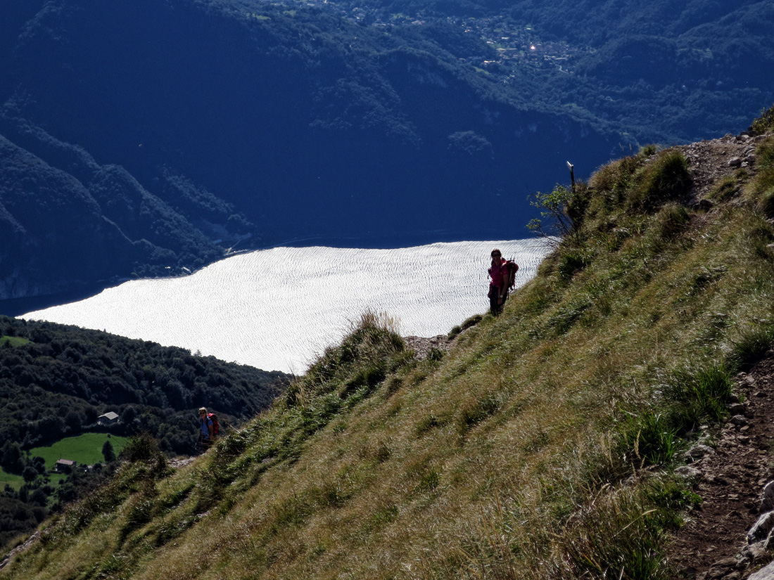 grigne062.jpg - Zurück auf den Hauptweg Nr.7, der überhaupt keinen Reiz hat, und in einer halben Stunde wieder am Pian Resinelli. Die Grigne ist ein kleines, lohnendes Gebiet für einige Touren. Danach ist man aber auch durch und hat alles gesehen. Die Mailänder sind aktive Bergler und haben sich einiges einfallen lassen für ihre Hausberge. Es gibt eine Menge Klettersteige an den kleineren Gipfeln rund um Lecco.