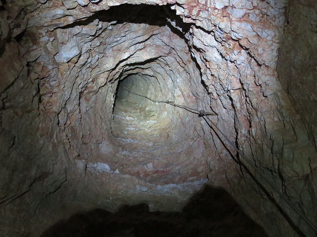 rozes007.jpg - ...dann nur noch auf Felsstufen geht es mehrere hunder Meter durch den Berg und man überwindet dabei 125Hm.                               