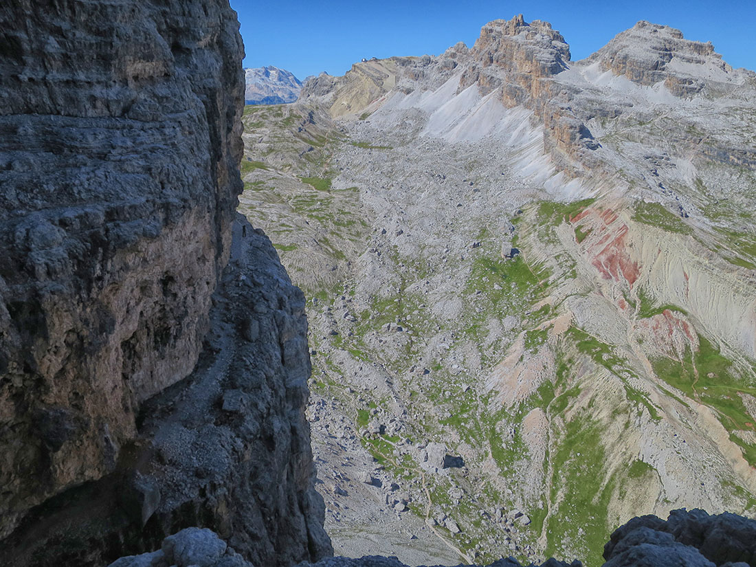 rozes019.jpg - Das Travenanzestal läuft aus am Lagazuoi mit seiner Seilbahnstation. Daneben die Fanes Türme, wo der berühmte Tomaselli-Klettersteig sein Zuhause hat.                               
