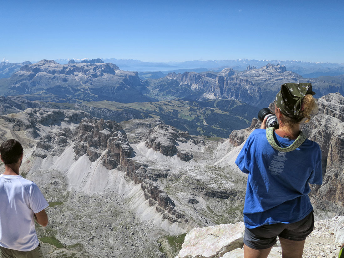 rozes046.jpg - Sella, Grödner Joch, Cirspitzen, Puez, der Sassongher (Hausberg von Corvara) und dahinter sehr markant die Geislerspitzen und der Sass Rigais.