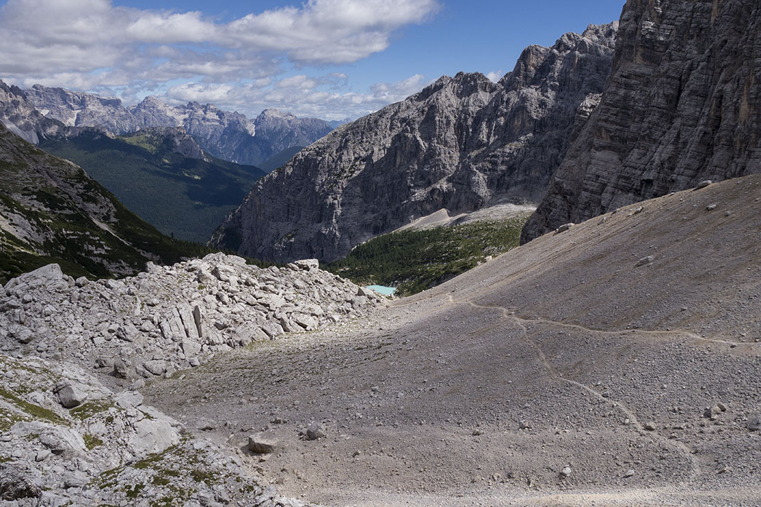 sorapis018.jpg - Hier oben war Ruhe. Die Landschaft schaltet um auf Steine.