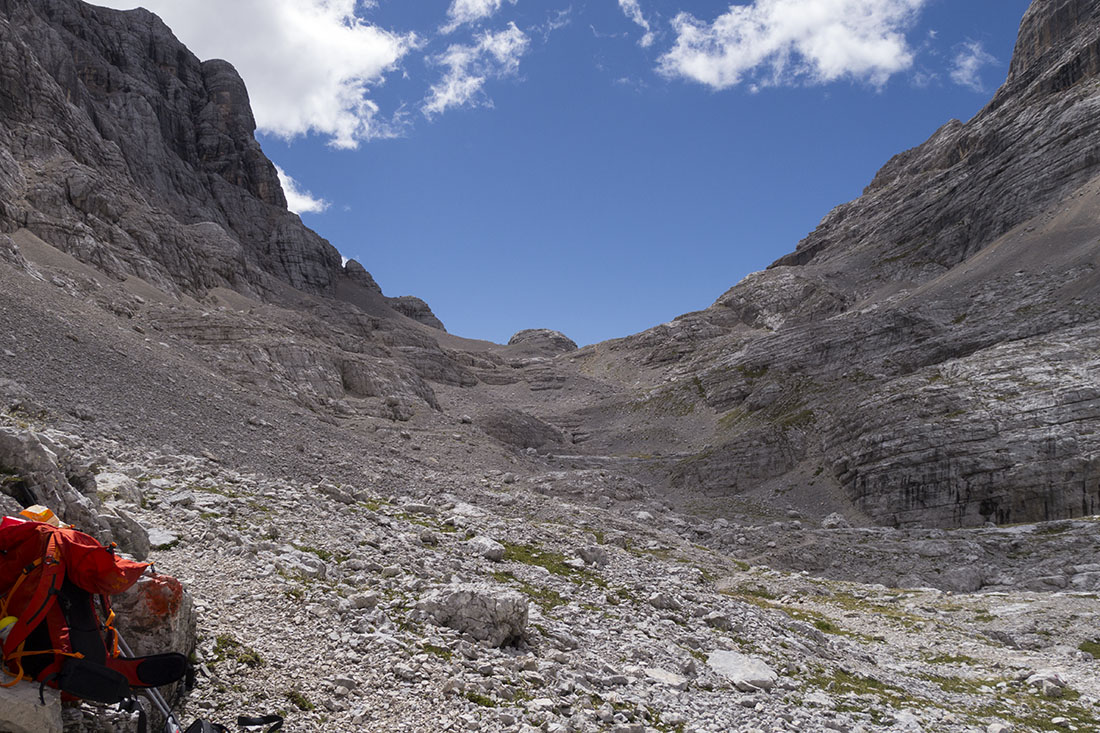sorapis020.jpg - Der Gupf in Bildmitte ist der Wendepunkt der Runde. Unscheinbar von hier, aber auf der anderen Seite pfeift es senkrecht runter! Solche Punkte ziehen mich magisch an.