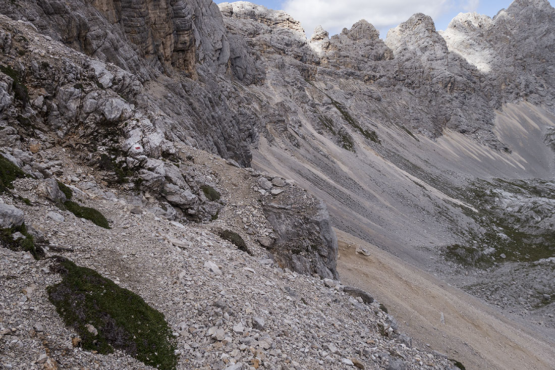 sorapis026.jpg - Der Weg zur Forcella Negra war etwas Furcht einflößend, weil nicht einsehbar war, wie dieser Felsriegel durchquert werden soll. Man muss auf die andere Seite gelangen. Also brav den Markierungen folgen. Ich war seit 2h allein unterwegs und traf auch die nächsten 2h keinen Menschen mehr.