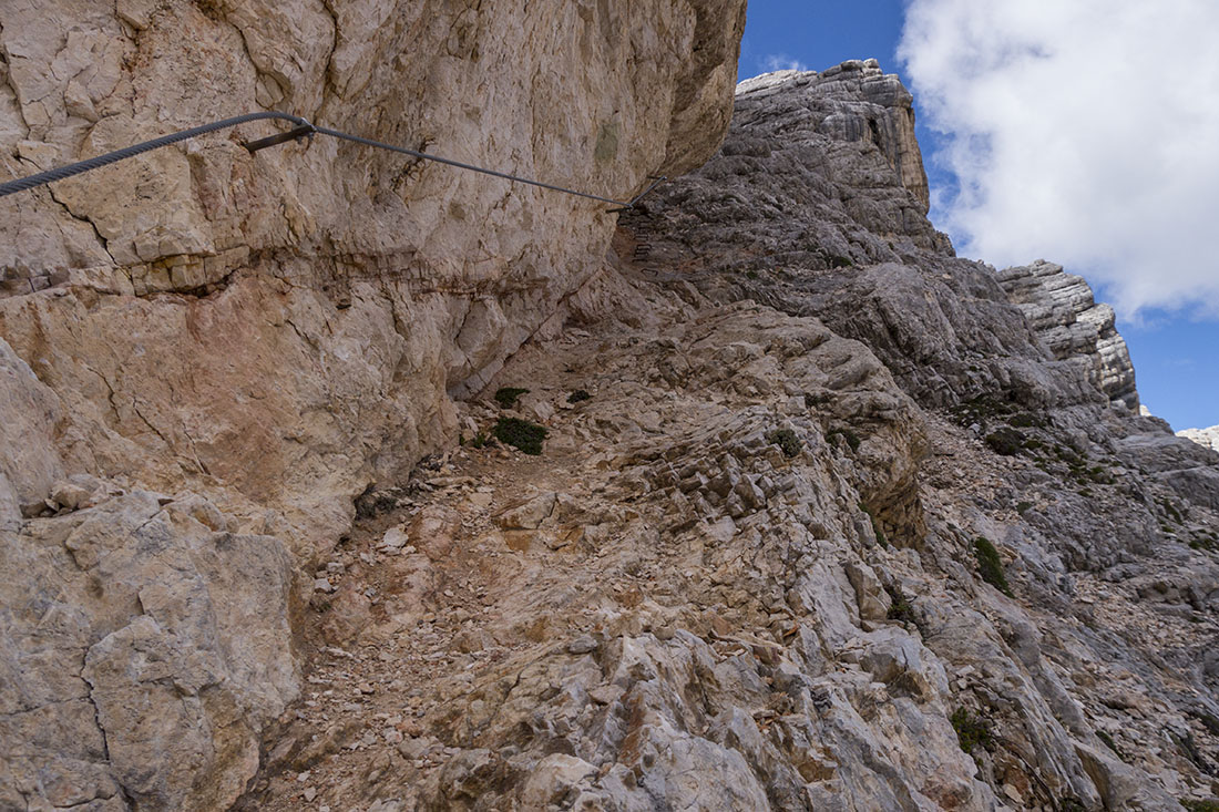 sorapis028.jpg - Zack. Ein Drahtseil führt unvermittelt nach oben und man arbeitet sich einen rass alpinen, aber gut gepflegten Weg etwa 250Hm nach oben.