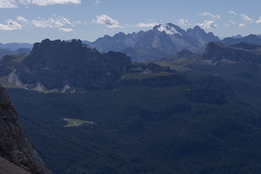 sorapis036.jpg - Man sieht sogar die alte Skipiste auf der Marmolada glitzern, die schon seit 15 Jahren nicht mehr in Betrieb ist.