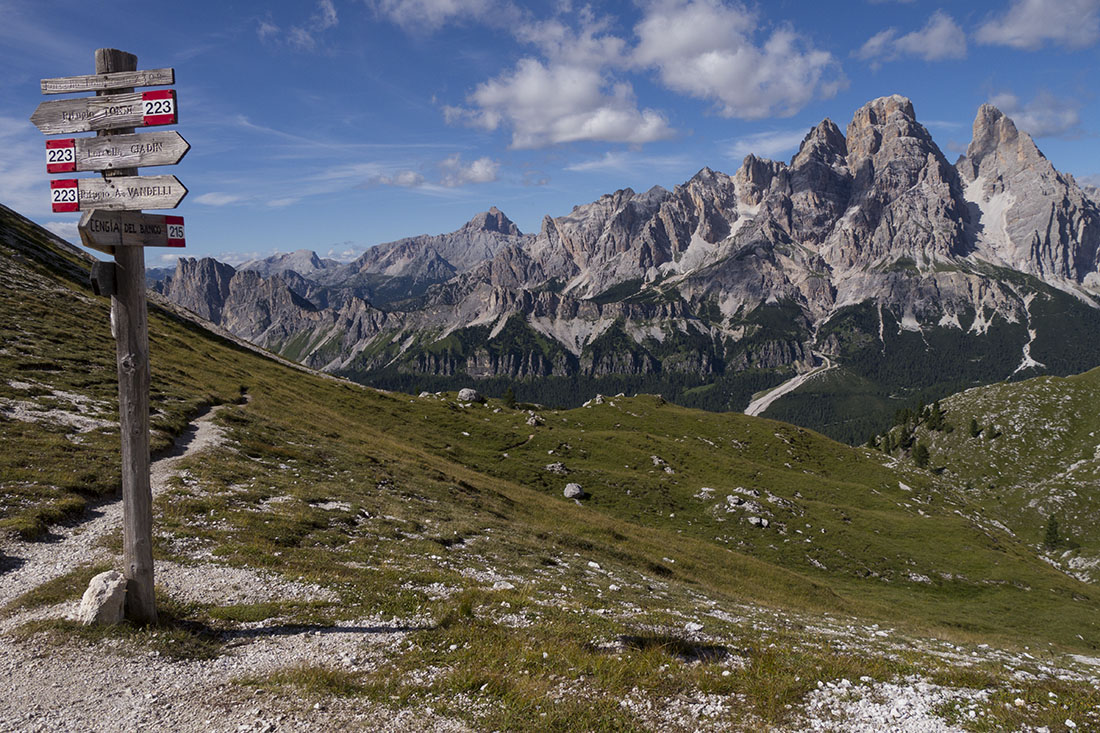 sorapis040.jpg - Ein schöner Panoramaweg führt zurück zum Ausgangspunkt am Tre Croci Pass. Der Christallo nebenan.