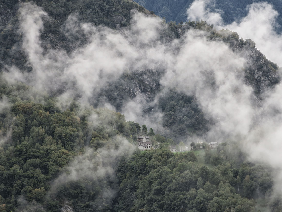 tracc024.jpg - San Giorgio auf der gegenüberliegenden Talseite ist auch so ein gottverlassenens Dorf ohne Anschluss an nix.                               