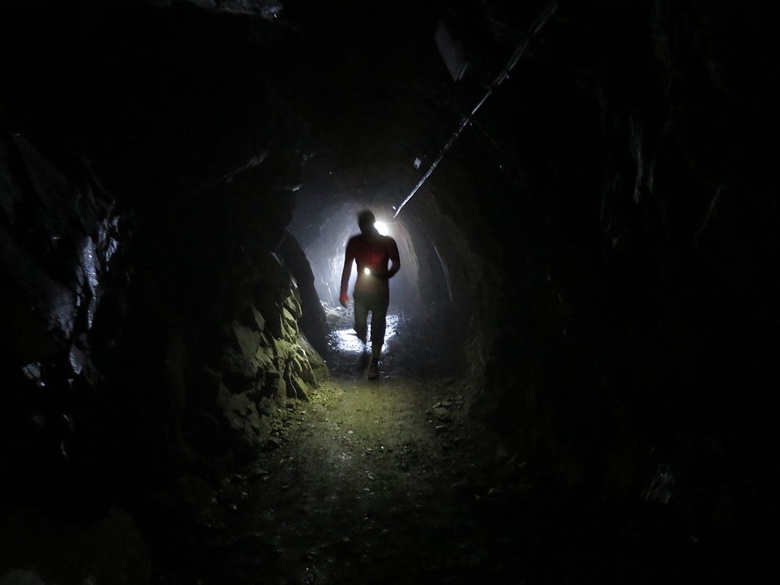 tracc050.jpg - Der erste längere Tunnel. Es folgen viele kleinere.                               